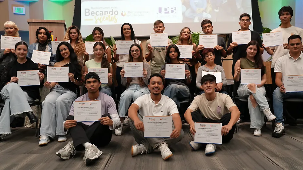 Entrega de becas universitarias programa Becando Sueños 2026